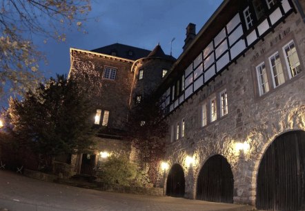 Burg Blankenheim bei Nacht, © Nordeifel Tourismus GmbH & Jugendherberge Burg Blankenheim