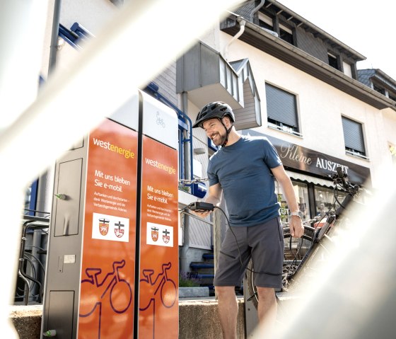 E-Bike Ladestation am Markt in Adenau, © Eifel Tourismus GmbH, Dominik Ketz