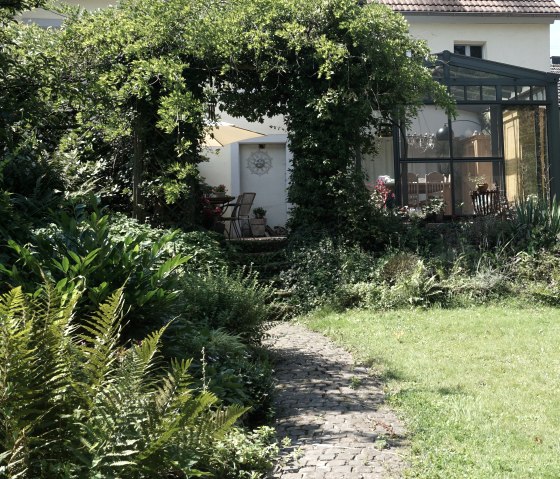 Gartenansicht mit Terrasse u.Wintergarten, © Rainer Putz