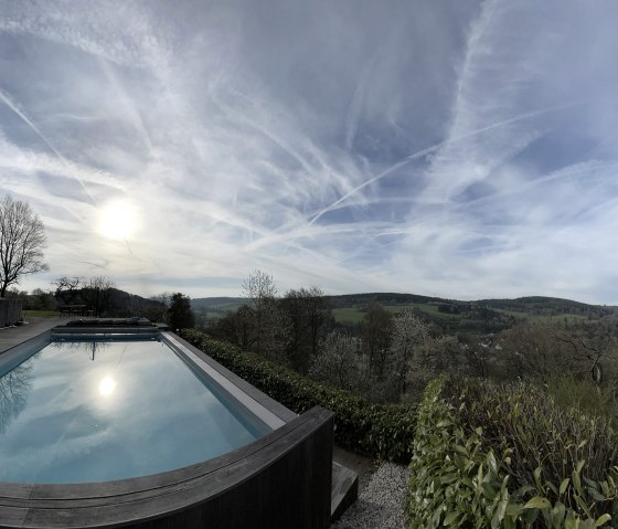 Infinitypool-panorama, © Nordeifel Tourismus GmbH & Burghaus und Villa Kronenburg