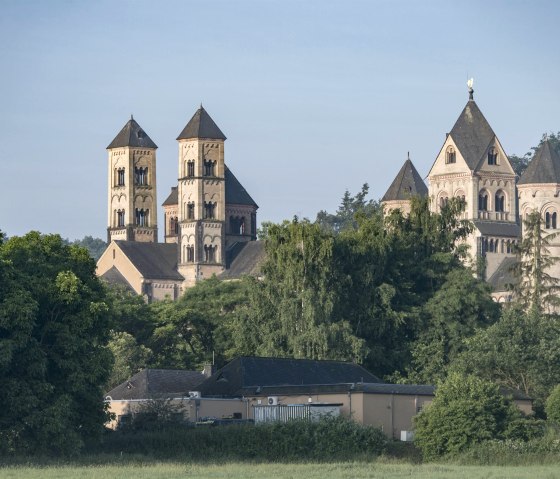 Vue sur l'église abbatiale, © Kappest/Vulkanregion Laacher See