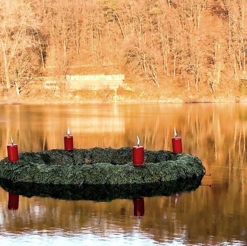 Schwimmender Adventskranz auf dem Ulmener Maar, © Stadt Ulmen/D. Saxler