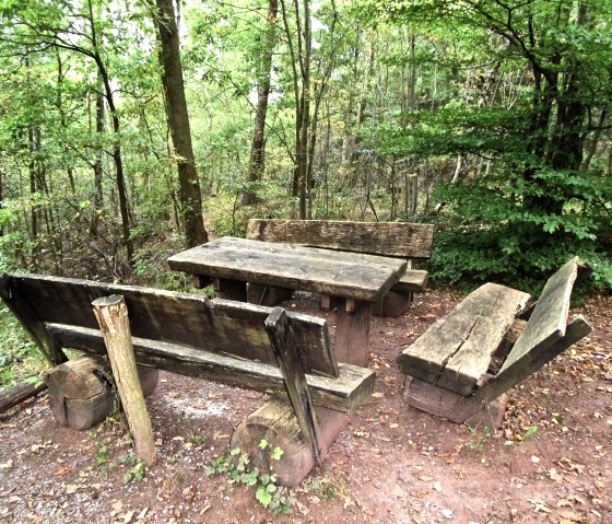 Sitzgruppe lädt zur Pause ein, © Eifel-Yeti