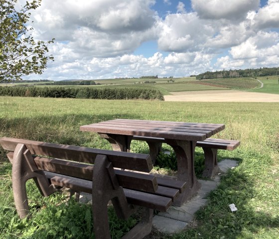 Rastplatz auf der Wanderung, © EifelWohl-GesundErleben/Tanja Otto