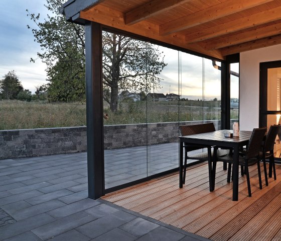 Wind- und regengeschützte Terrasse