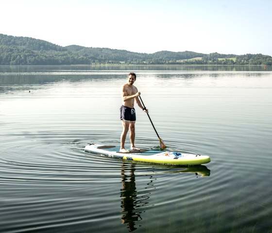 Standup-Paddling am Campingplatz Laacher see, © eifel tourismus GmbH, Dominik Ketz