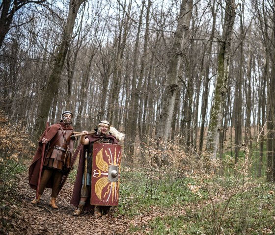 Römer unterwegs im Wald, © Andrea Matzner