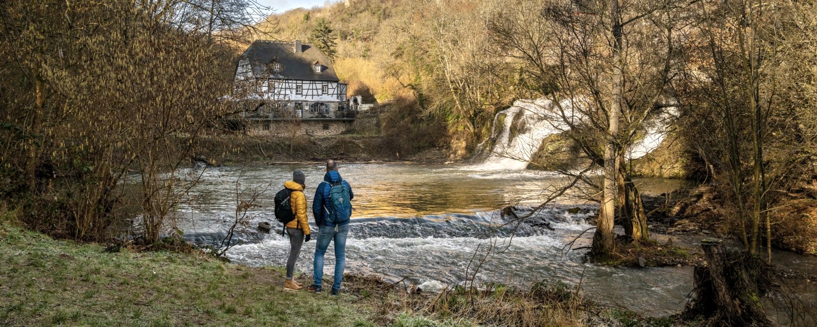 Blick über Elzbach, Pyrmonter Mühle und zur Burg Pyrmont, © Eifel Tourismus GmbH, D. Ketz