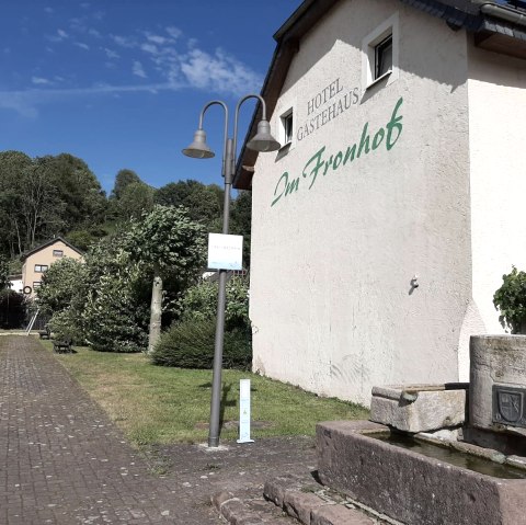 Ladestation Dorfplatz Mettendorf, © Felsenland Südeifel Tourismus GmbH