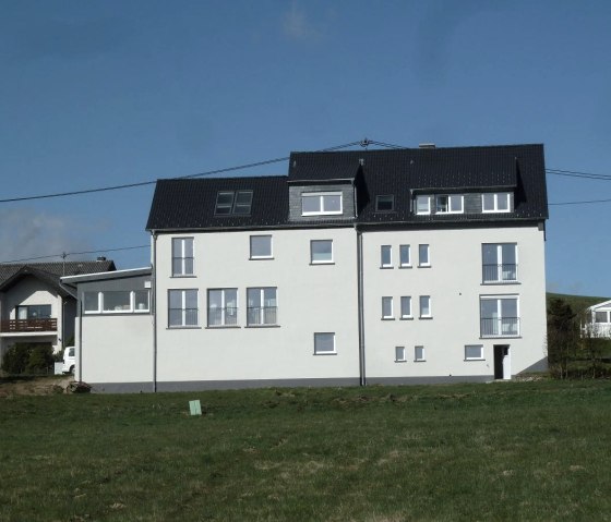 Haus-Rückansicht mit Garten, © O.Louisoder