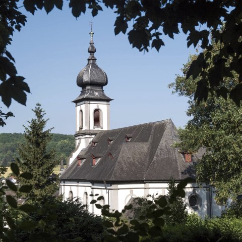 Barockkirche Saffig Außenansicht vom Park, © Kappest/Vulkanregion Laacher See