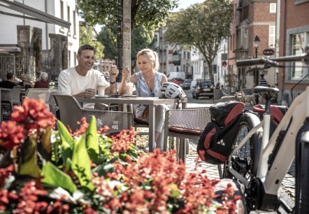 Gemütliche Radler-Pause am historischen Marktplatz Kornelimünster, © Eifel Tourismus GmbH, Dennis Stratmann