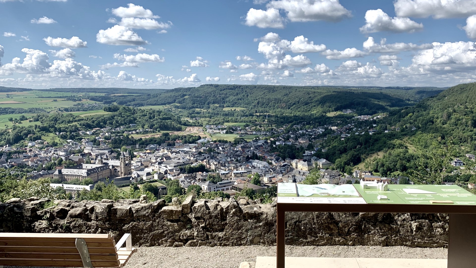 Blick von der Liboriuskapelle auf Echternach mit dem mit Rollstuhl unterfahrbaren Tastmodell im Vordergrund., © Naturpark Südeifel / Thomas Urbany