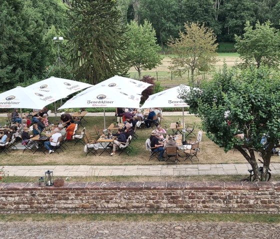 Biergarten in der Burganlage Burg Bruch, © Burg Bruch, Fredelo GmbH