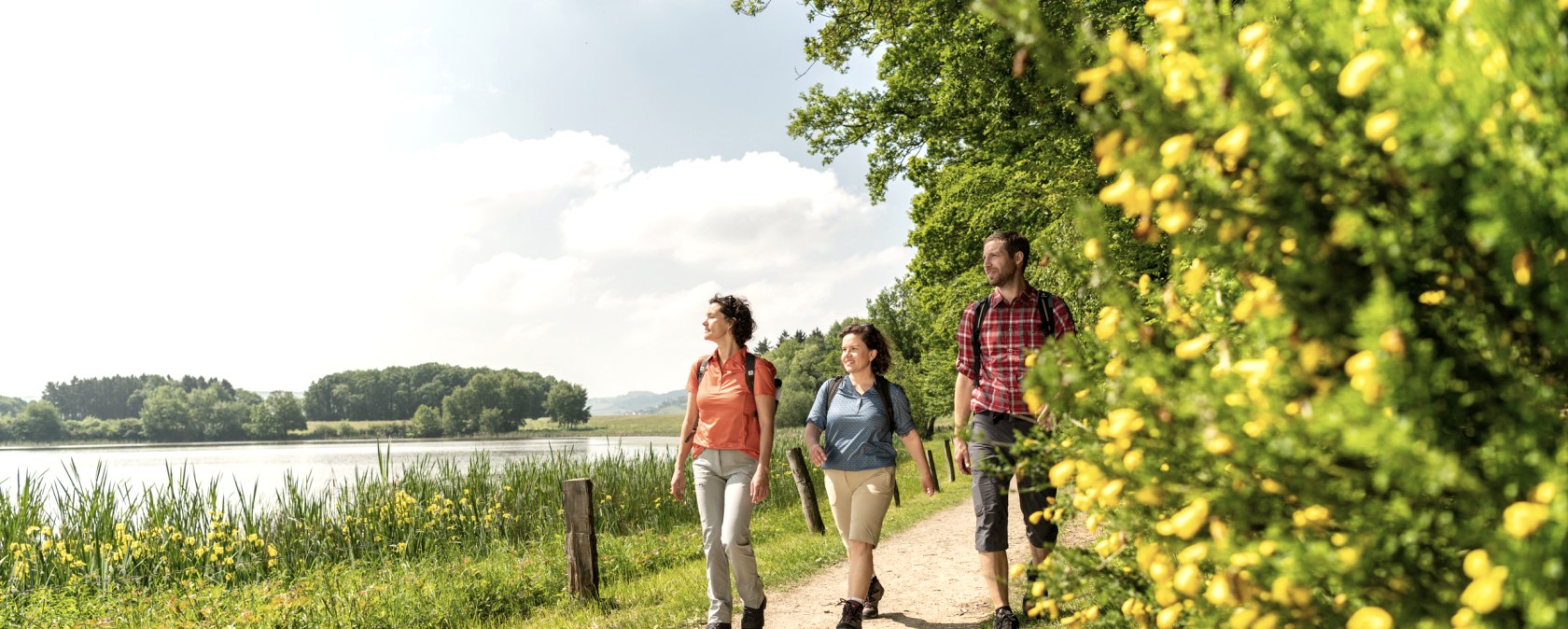 Wanderer am Roddermaar, © Eifel Tourismus GmbH, Dominik Ketz 