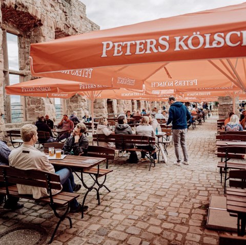 Gemütliche Atmosphäre im Biergarten, © Burgrestaurant Nideggen